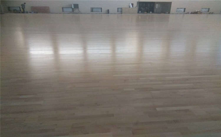 籃球場館體育運(yùn)動木地板多少錢一平米？